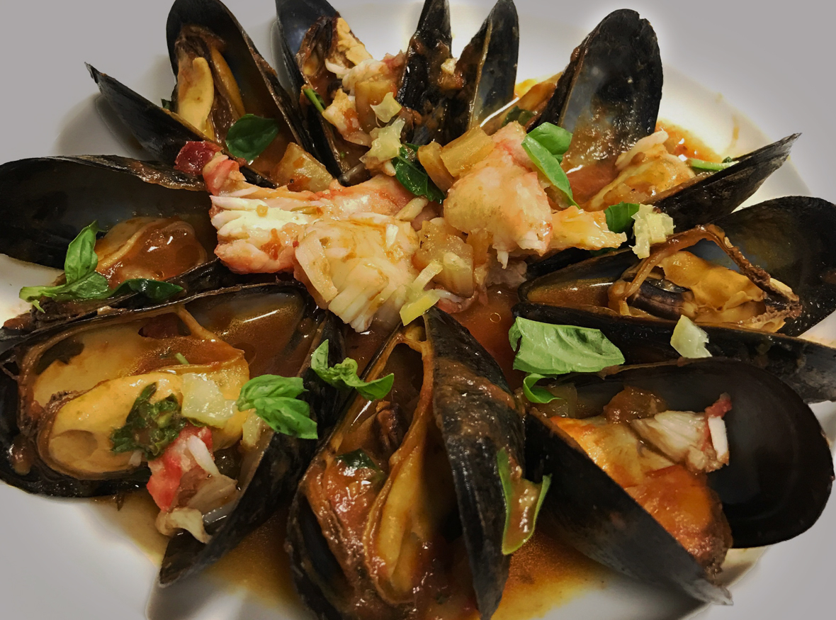 Mussels King Crab in Red Sauce